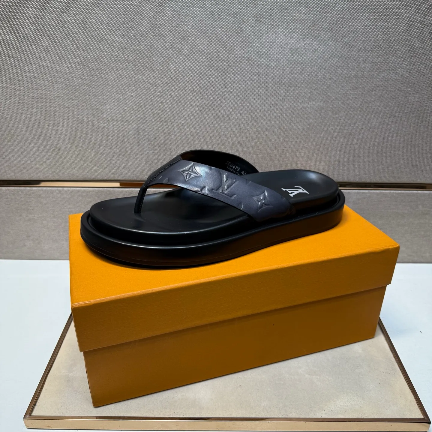 ⬛️Men's shoes 💰p400 [LV～] Men's casual slippers 2025z cabinet sales simultaneously 🔶Size: 39-44#️⃣ 🔷4 colors🔜The upper is made of cowhide stitching➕Genuine leather lining, comfortable and breathable, sole: original comfortable and wear-resistant outsole, ⚠️Real 📱Photographed🎬The real thing is better📢📢📢